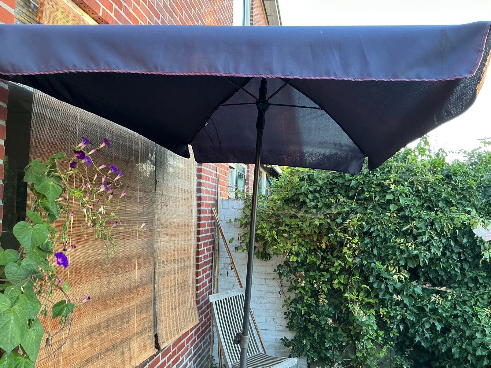 Donkerblauwe parasol met parasolvoet, Ophalen, Gebruikt, Kantelbaar, 1 tot 2 meter