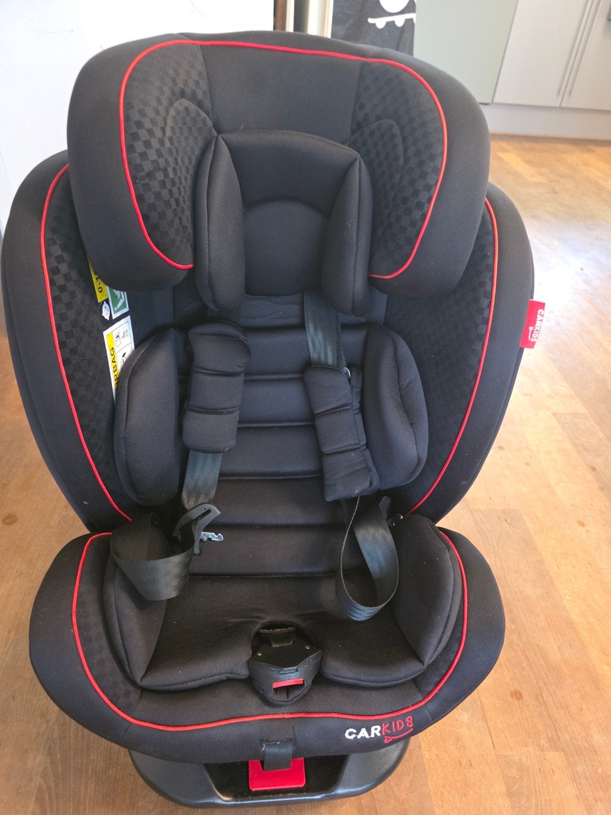 CARKIDS Darcy Autostoel 360 Draaibaar - Zwart met Rood, Overige merken, Autogordel of Isofix, Zo goed als nieuw, Zijbescherming
