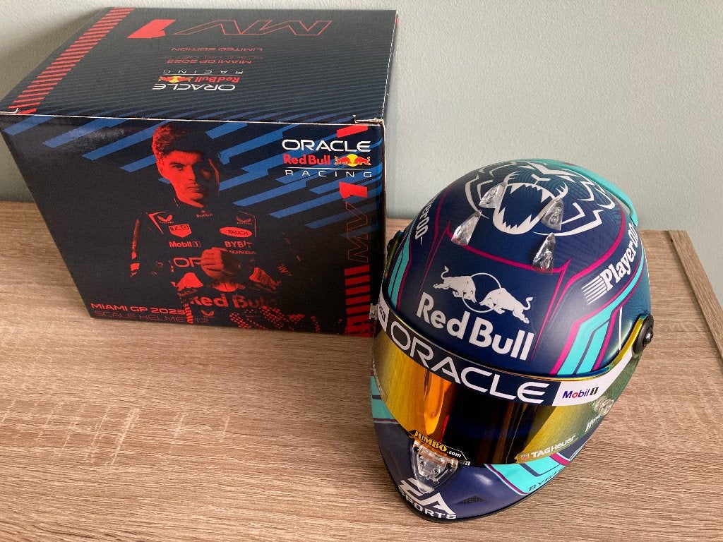 ✅ Max Verstappen 1:2 helm 2023 Miami Red Bull RB19 Schuberth, Ophalen of Verzenden, Nieuw, Formule 1
