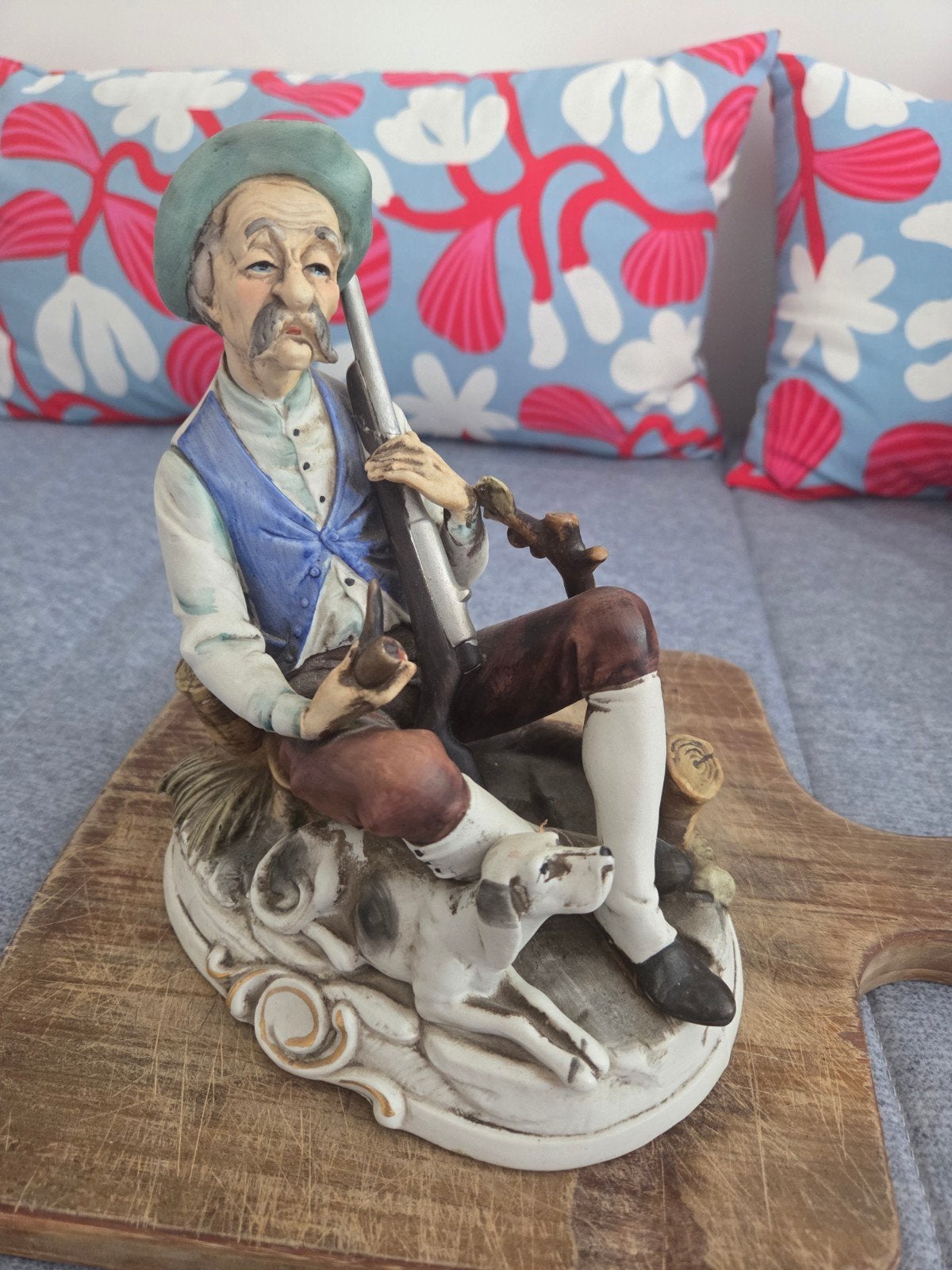 Beeldje Jager met Hond - 19 cm hoog, 18 cm breed, Antiek en Kunst, Minder dan 20 cm, Ophalen of Verzenden, Handgemaakt, Steen of Keramiek