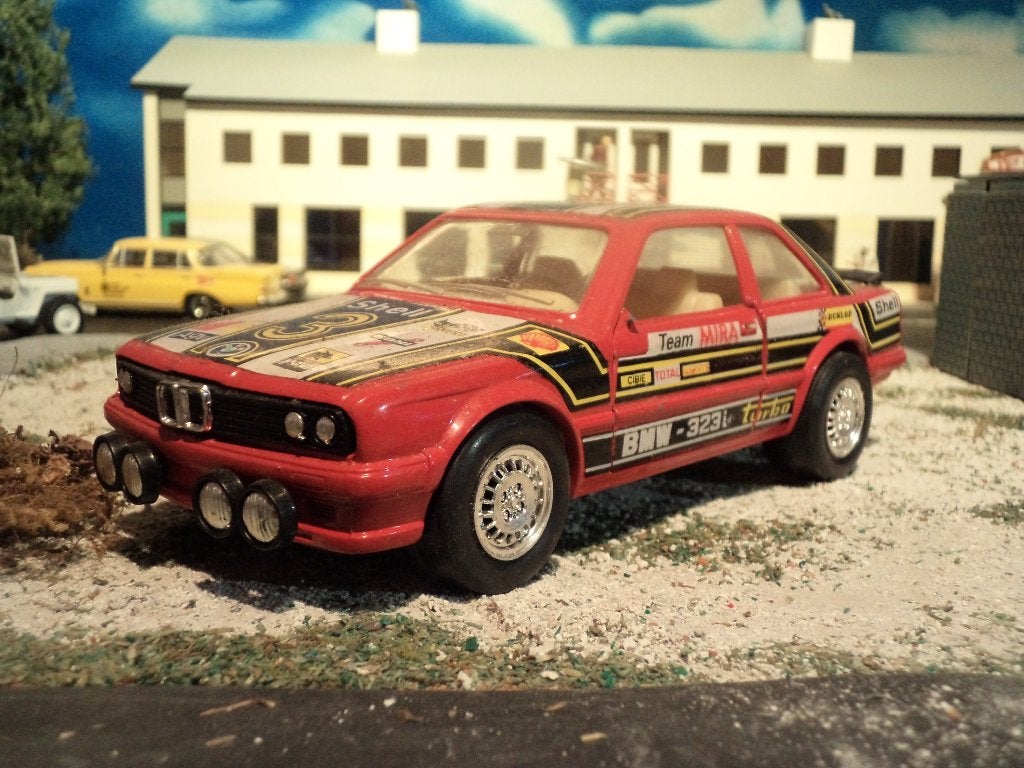 1/24 BMW E30 323i Rally - Mira rood, Ophalen of Verzenden, Gebruikt, Maisto
