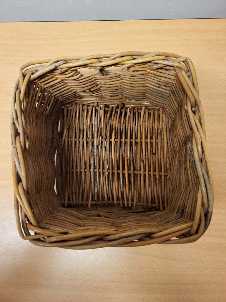 Rieten mandje               vierkant., Huis en Inrichting, Woonaccessoires | Schalen en Manden, Gebruikt, Mand, Vierkant, Ophalen of Verzenden
