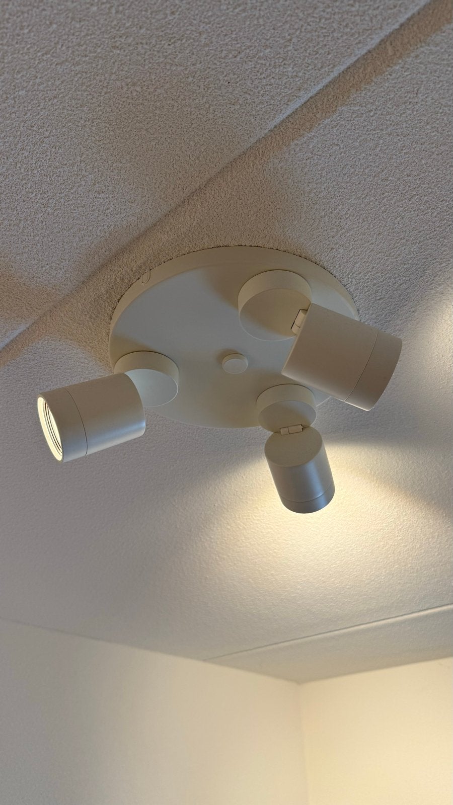 IKEA NYMÅNE plafondlamp met 3 spotjes, wit, Huis en Inrichting, Lampen | Spots, Gebruikt, Plafondspot of Wandspot, Metaal of Aluminium