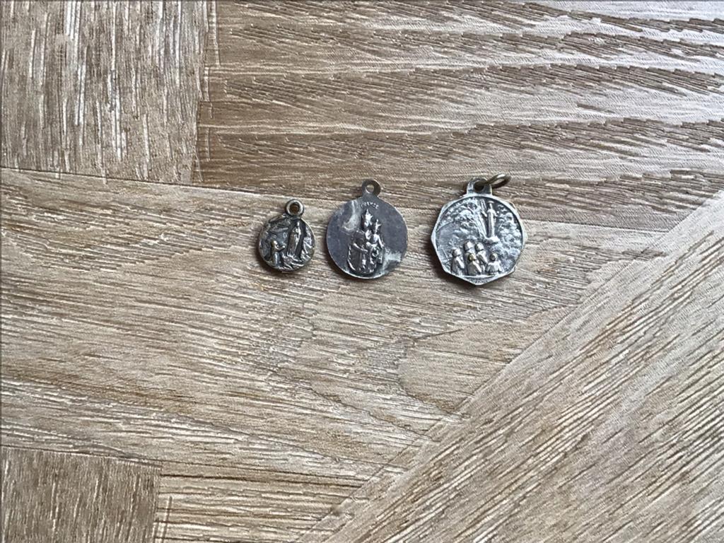 3 oude scapulier medailles,zilverkleurige maria en paus, Ophalen of Verzenden