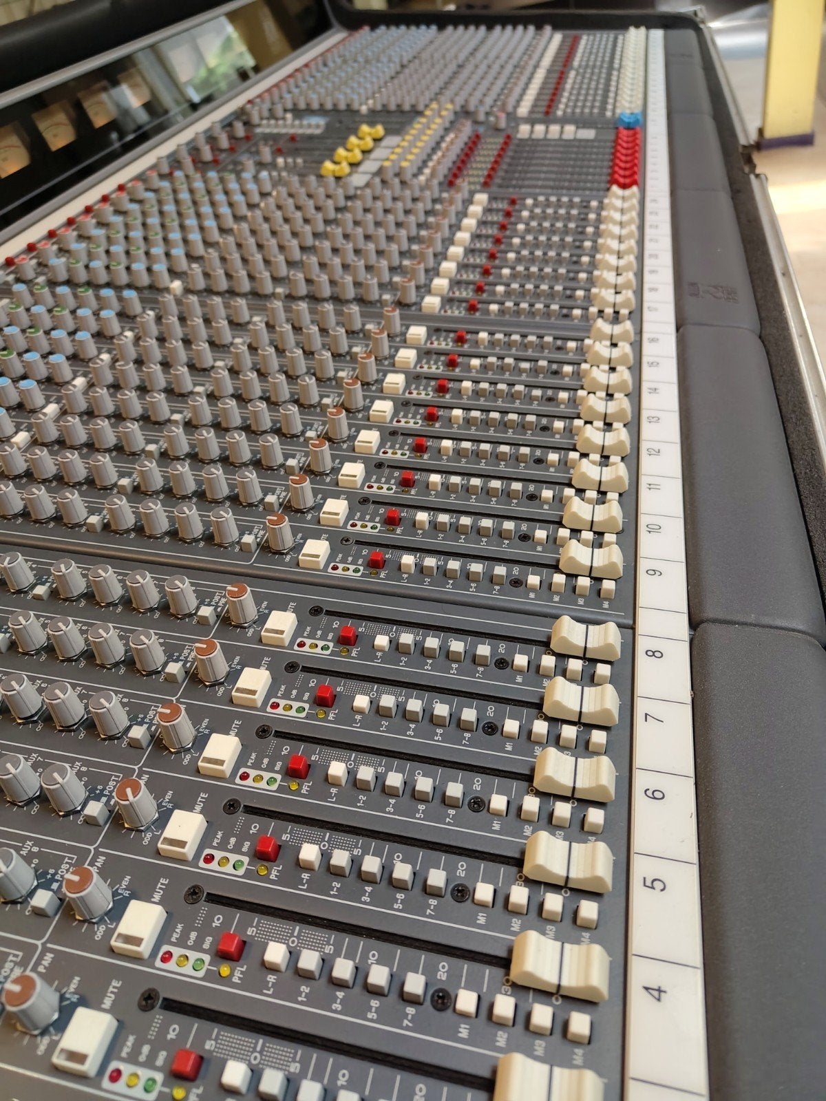 Allen & Heath GL3300 Mengpaneel met Flightcase, Muziek en Instrumenten, Ophalen, Gebruikt, 20 kanalen of meer, Microfooningang