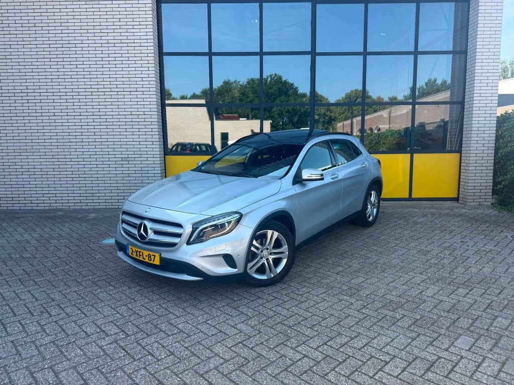 Mercedes-Benz GLA-klasse 200 AMG Pack, Pano dak, Xenon, Stoe, Auto's, Mercedes-Benz, Gebruikt, 715 kg, Leder en Stof, Bedrijf