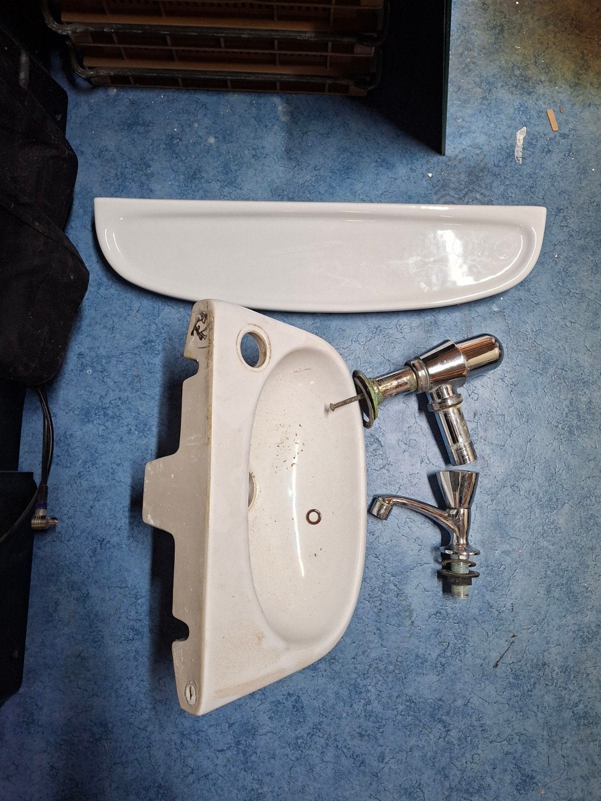 Fonteintje met kraan en spiegel voor wastafel, Ophalen, Wastafel