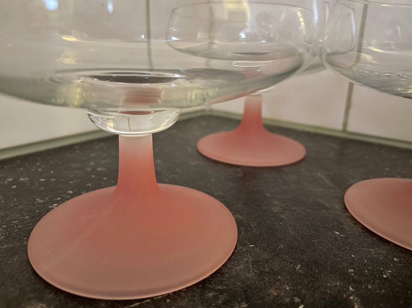 Ijscoupes met roze voet - 3 stuks, Ophalen of Verzenden, Zo goed als nieuw, Glas, Overige stijlen