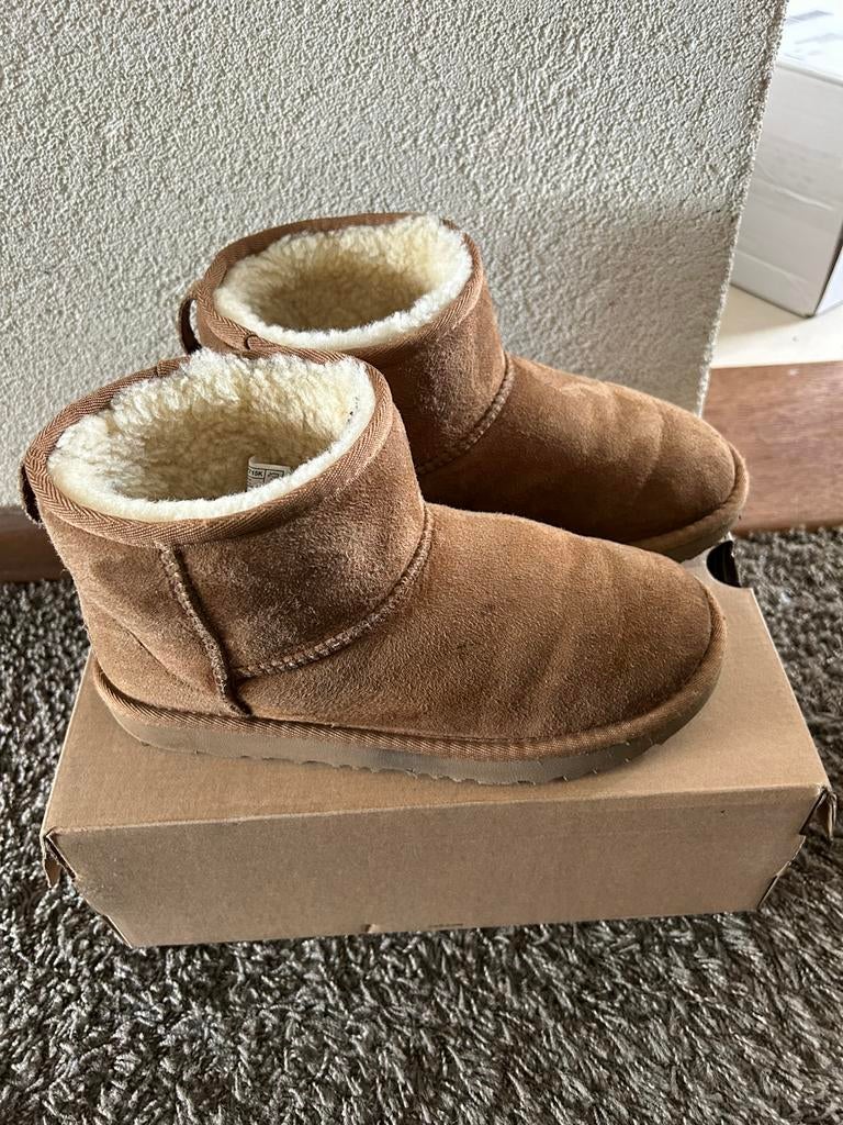 Assics uggs red rag en slippers maat 35/5 en 36, Ophalen of Verzenden, Zo goed als nieuw, Rood