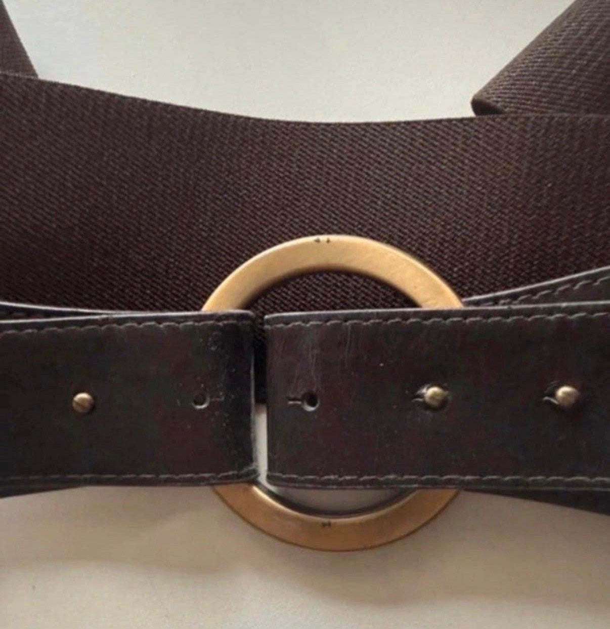 Donkerbruine elastische riem met koperen sluiting, Kleding | Dames, Riemen en Ceinturen, Tailleriem, Ophalen of Verzenden, Gedragen
