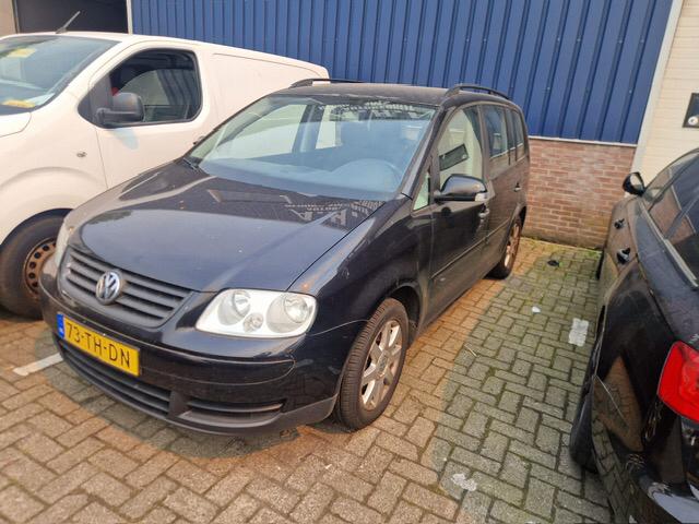 Volkswagen Touran 1.6 85KW 2006 Zwart, Auto's, 4 cilinders, Zwart, Origineel Nederlands, 75 €/maand