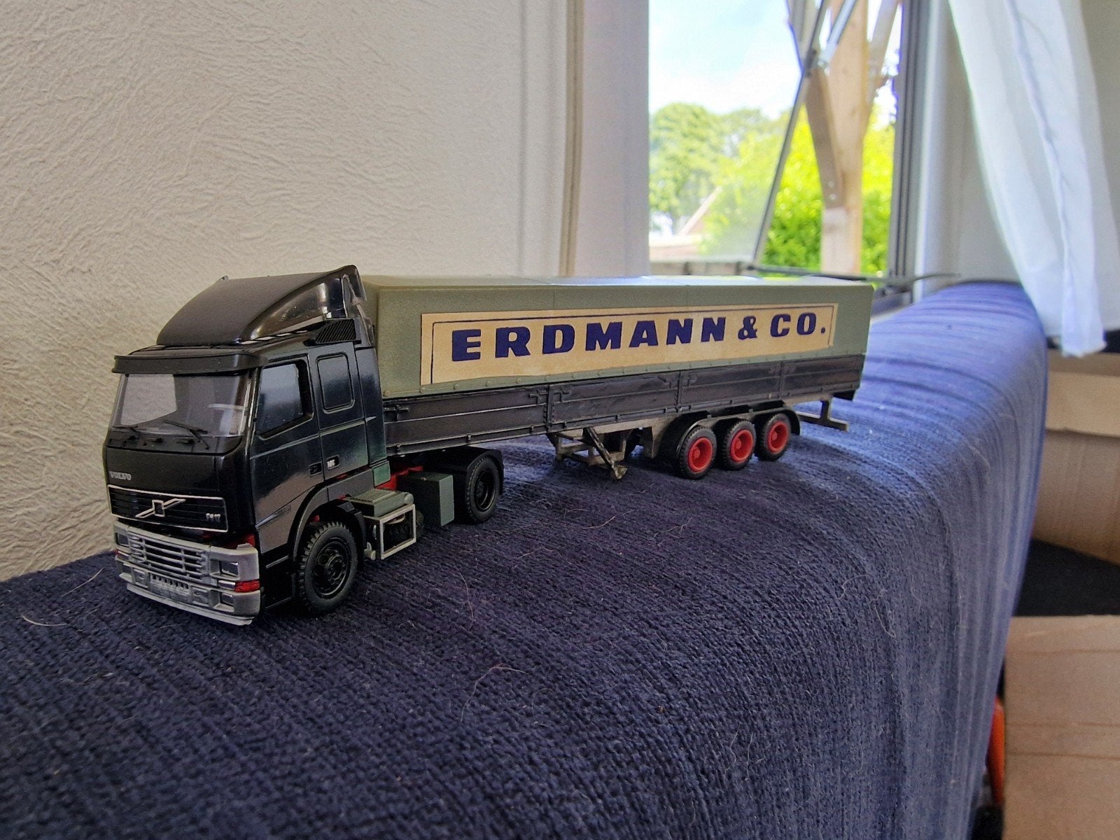 Volvo vrachtwagen met oplegger 'Erdmann & Co.', Ophalen of Verzenden, Zo goed als nieuw, 1:50 of kleiner, Truck