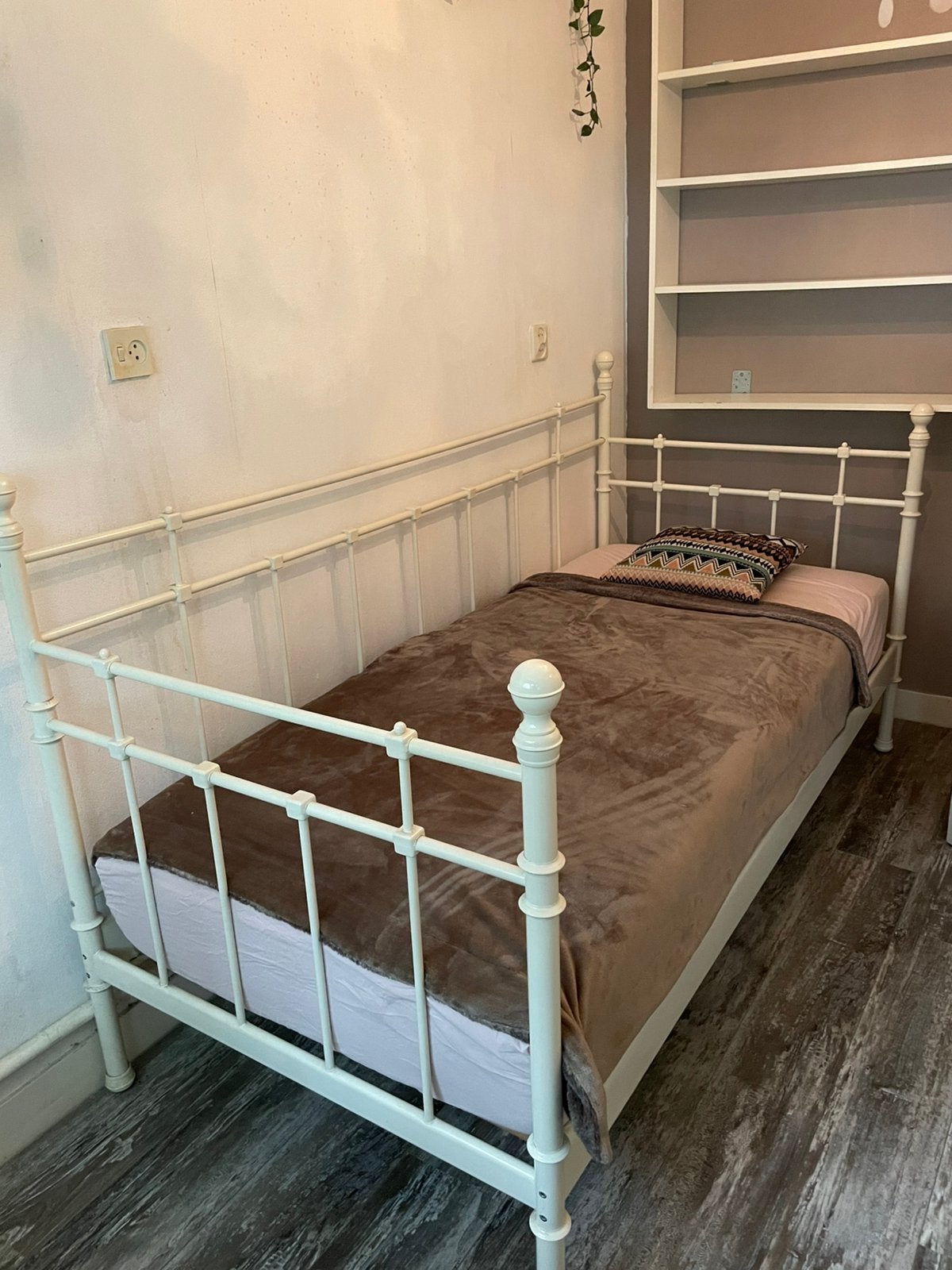 Meisjes bank bed ijzeren frame, Ophalen, 85 tot 100 cm, Gebruikt, Lattenbodem