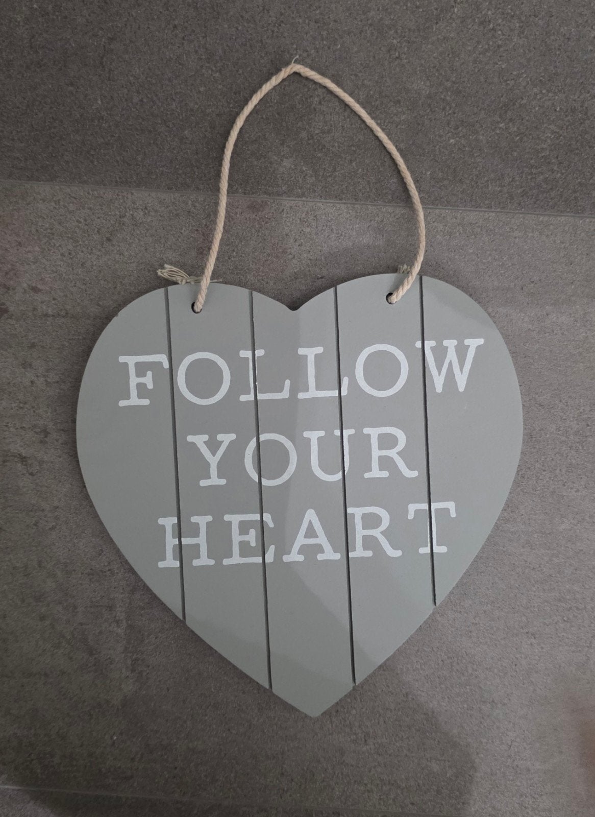 Houten tekstbord bord Follow your heart grijs hart, Huis en Inrichting, Ophalen of Verzenden, Zo goed als nieuw