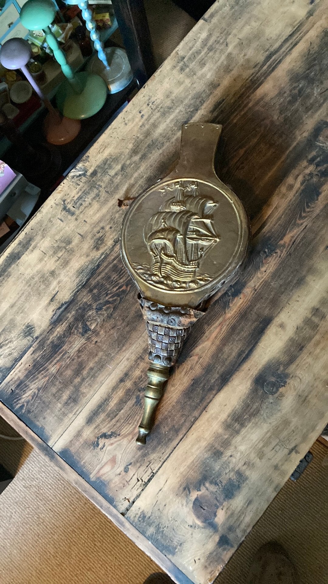 Oude koperen blaasbalg met afbeelding van schip, Ophalen of Verzenden