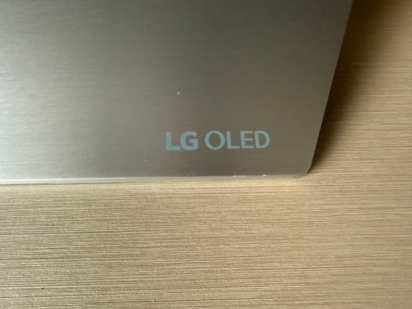 Foto 2 van LG OLED55C7V Smart TV 55 inch met muurbeugel