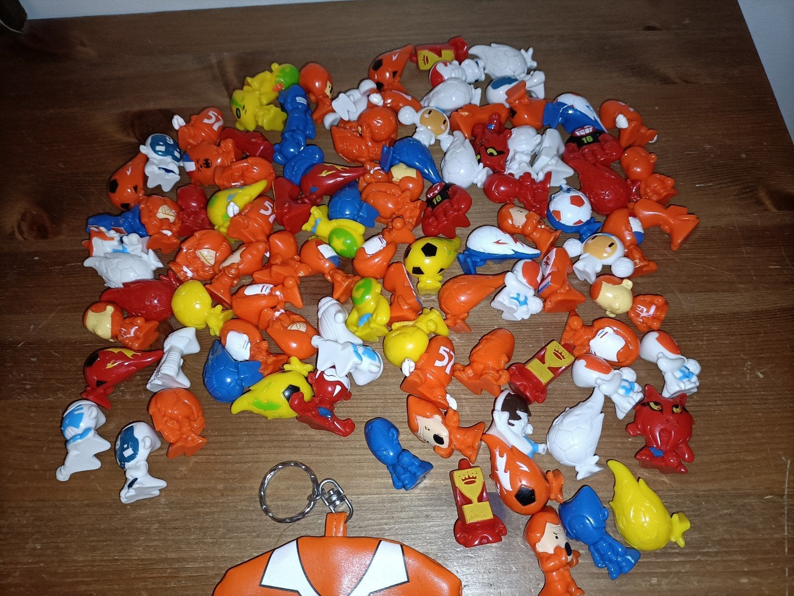 100 voetbal  gogo's crazy bones + oranje opberg hesje C1000, Ophalen of Verzenden, Zo goed als nieuw