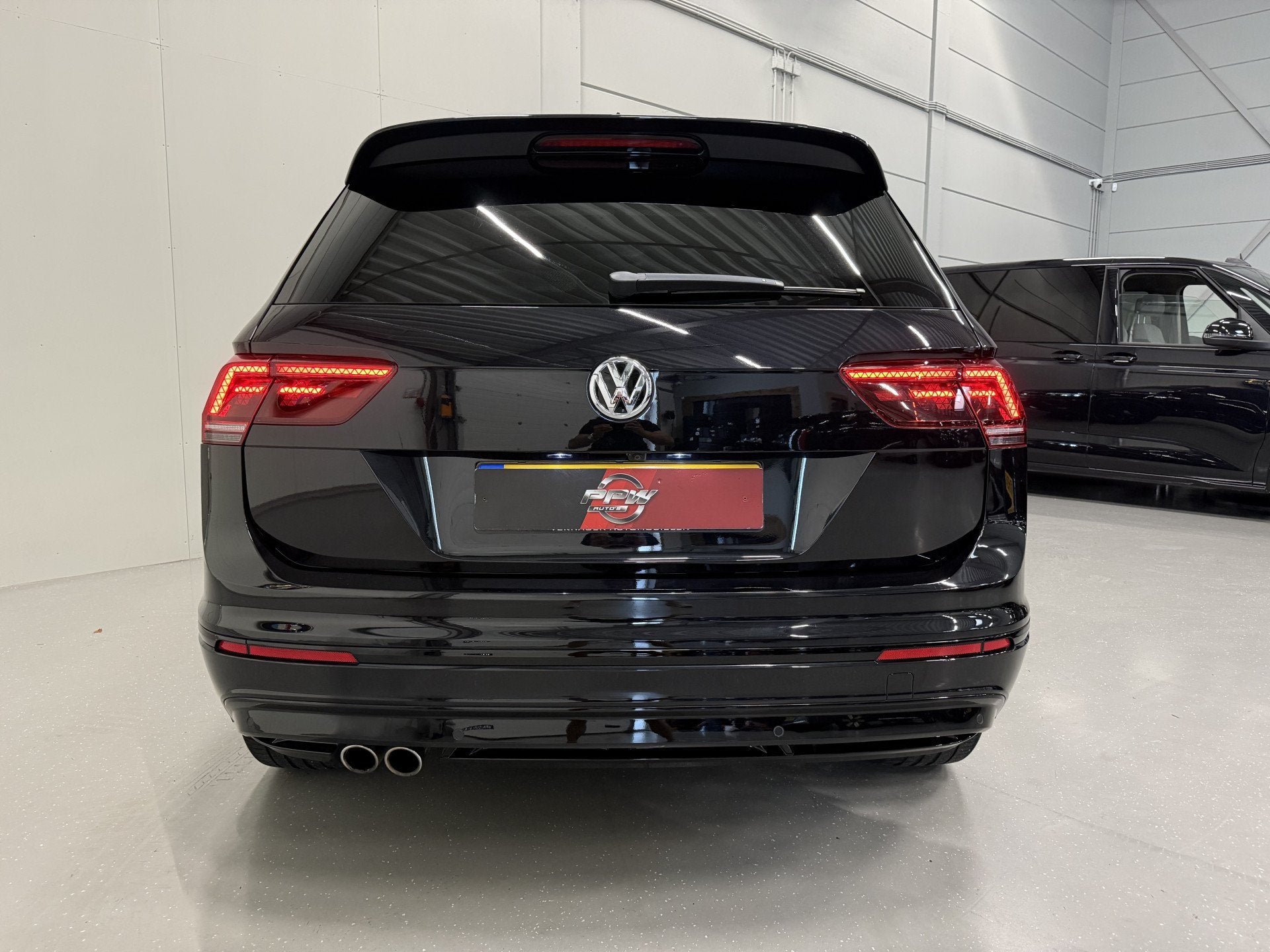Foto 8 van Volkswagen Tiguan 2.0 TSI 4Motion 3x R-Line BLACK PANO/VOL-L