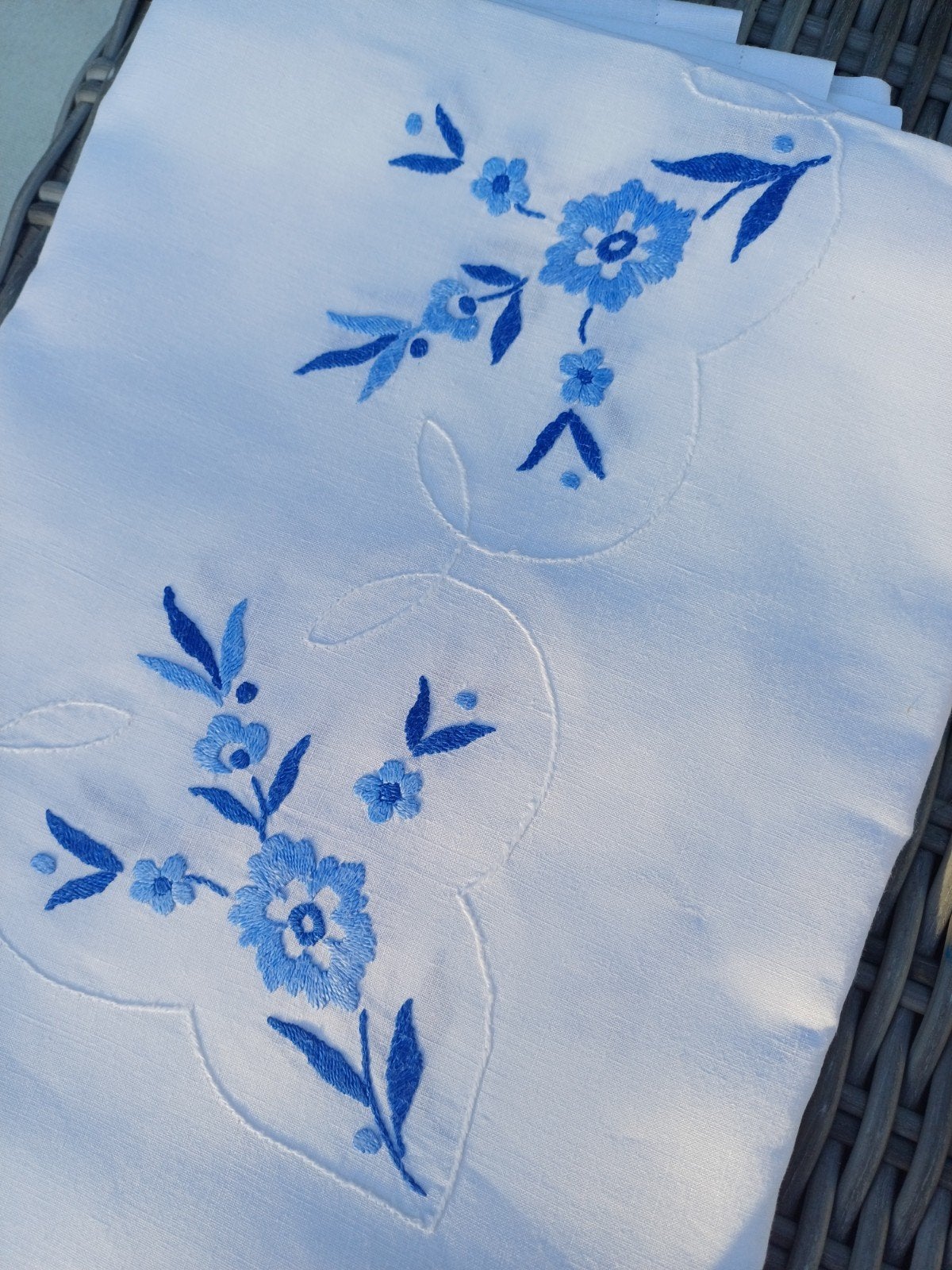 vintage tafelkleed wit blauw geborduurd, Huis en Inrichting, Tafelkleden, Gebruikt, Ophalen of Verzenden, Katoen, Rechthoek