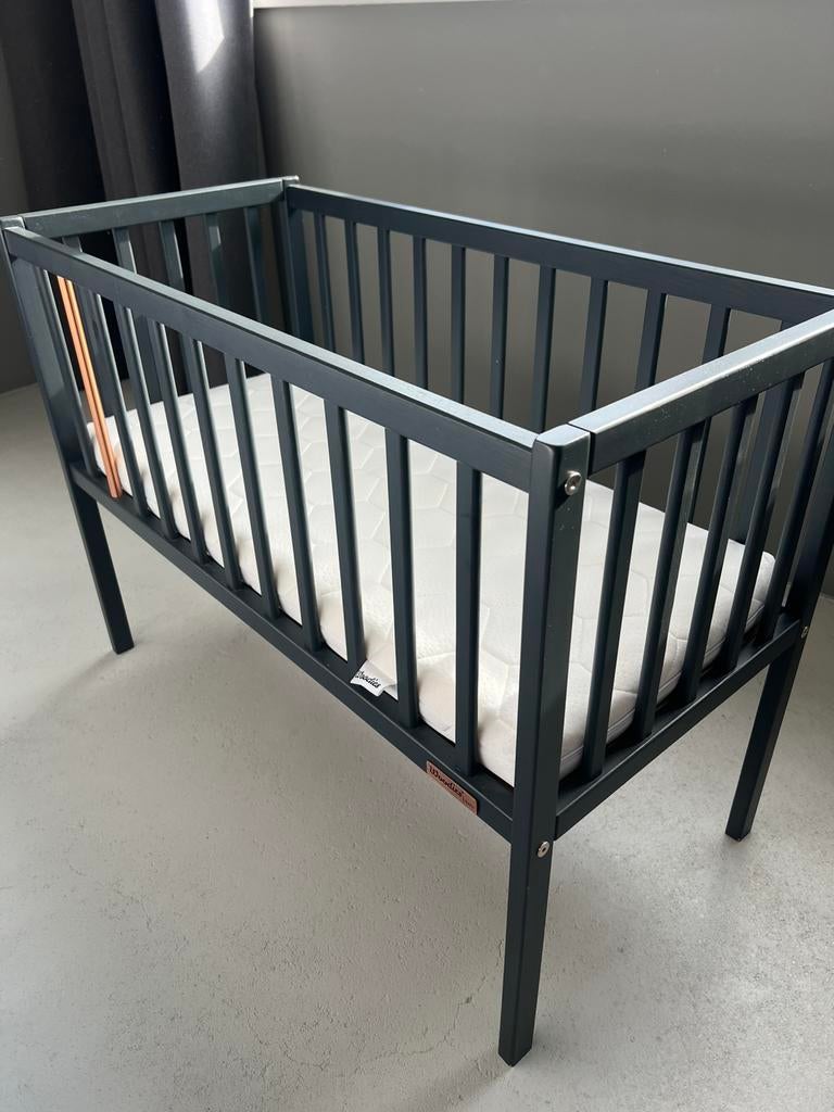 Baby wieg + matras Woodies antraciet nieuw, Kinderen en Baby's, Ophalen, Zo goed als nieuw, Wieg