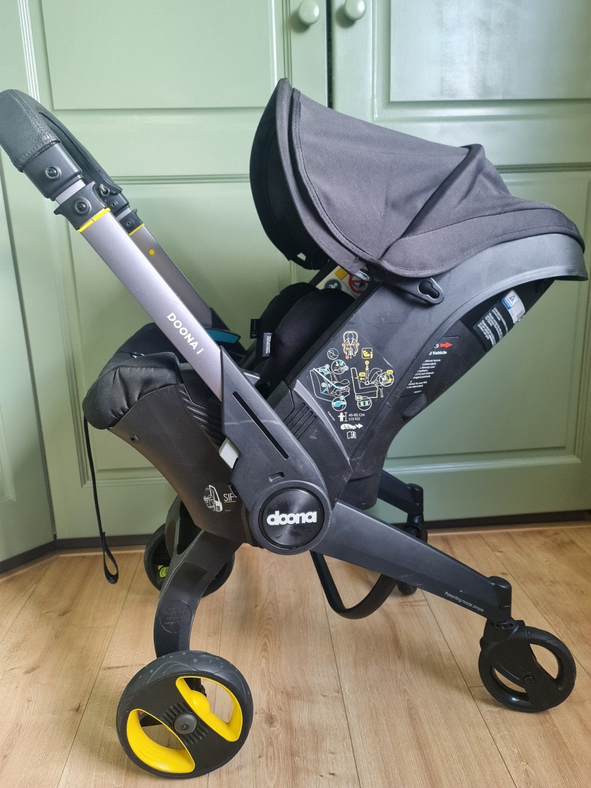 Doona i autostoel en kinderwagen in één nitro black, Kinderen en Baby's, Autostoeltjes, Overige merken, Autogordel of Isofix, 0 t/m 13 kg