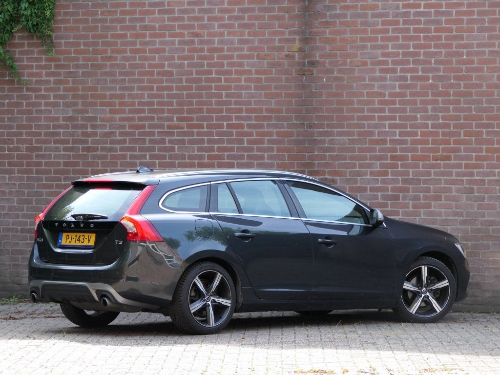 Volvo V60 1.5 T3 R-design Xenon / Regensensor / Bluetooth /, Auto's, Volvo, Automaat, Euro 6, 4 cilinders, Origineel Nederlands
