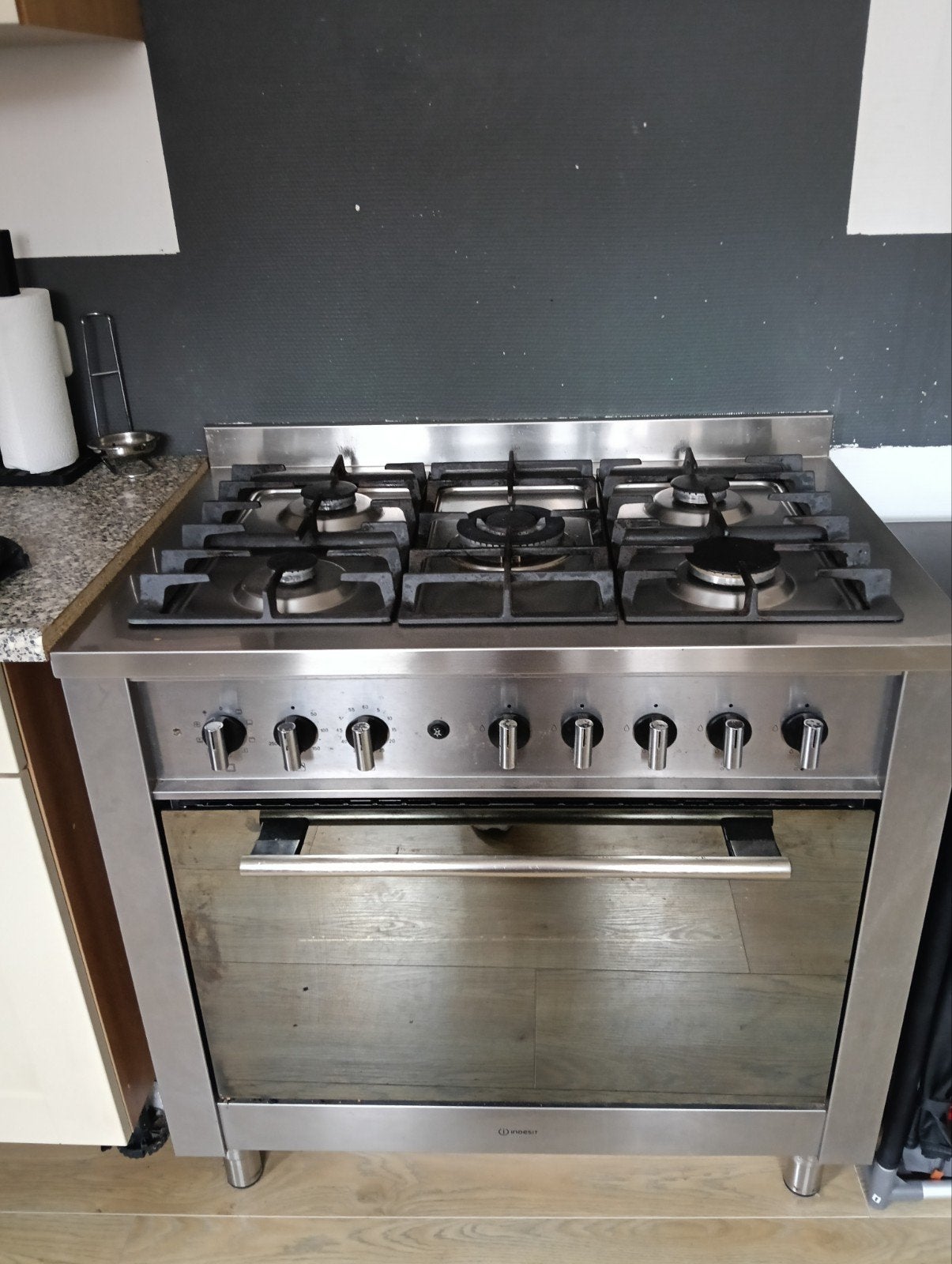 Indesit gasfornuis 5 pits met oven (eventueel met afzuigkap), Witgoed en Apparatuur, Fornuizen, Ophalen, Gebruikt, 60 cm of meer