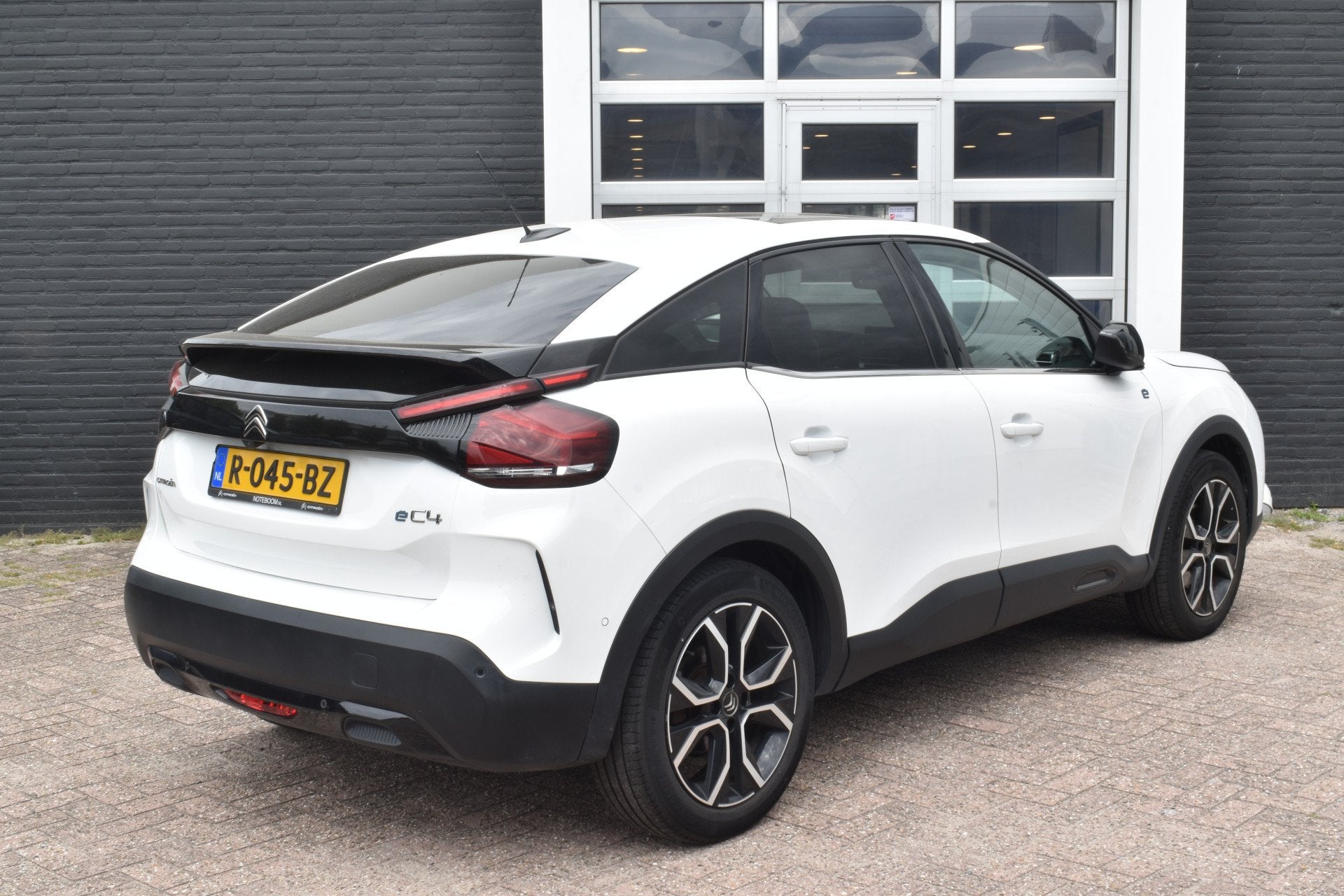 Citroën Ë-C4 Shine 50 kWh Panoramadak | Leder | Massagesto, Auto's, 136 pk, Gebruikt, Leder en Stof, Wit