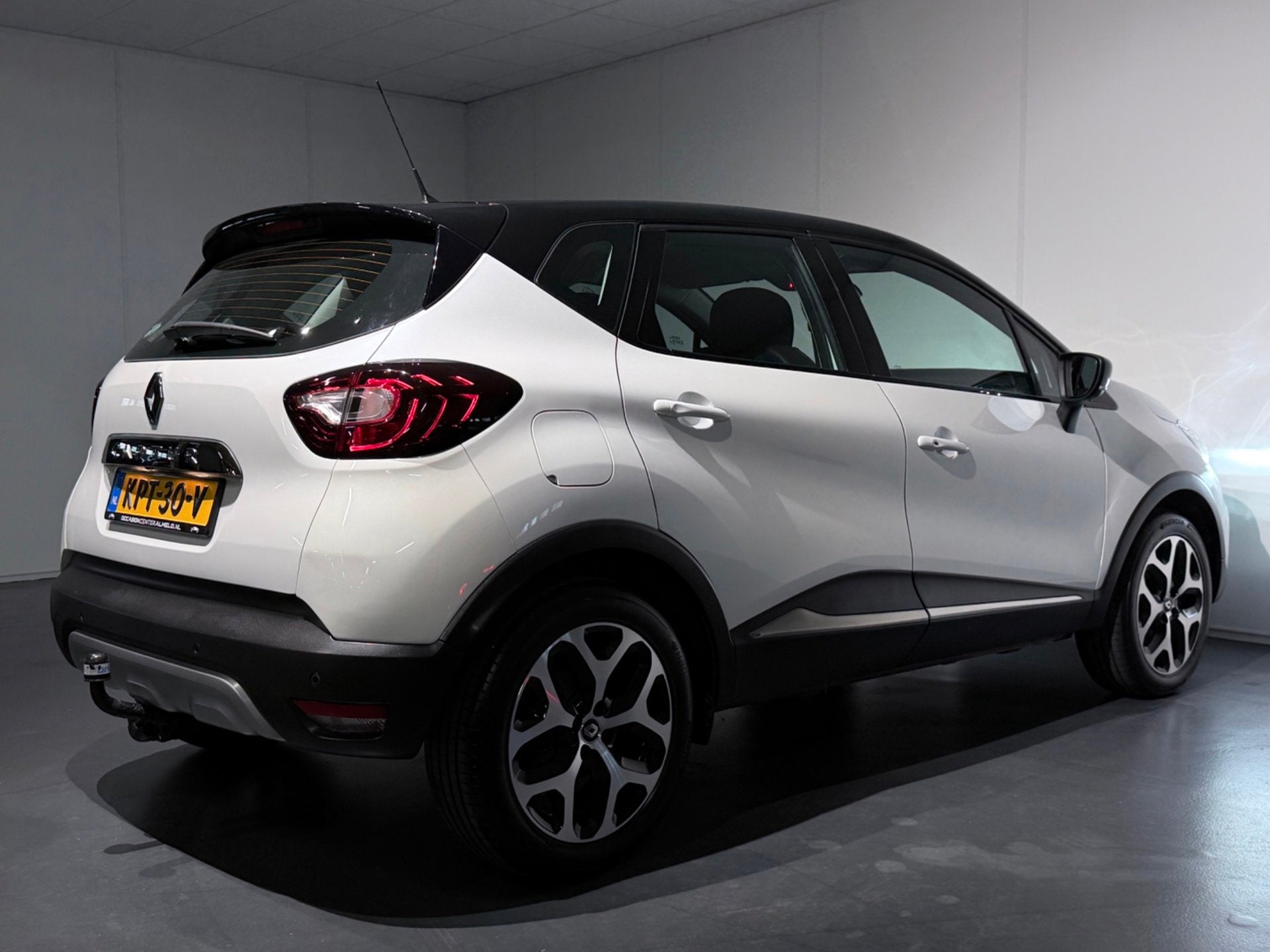 Renault Captur 1.2 TCe Limited AUT /Clima/Cruise/PDC+Cam/NAV, Stof, Gebruikt, 4 cilinders, 635 kg