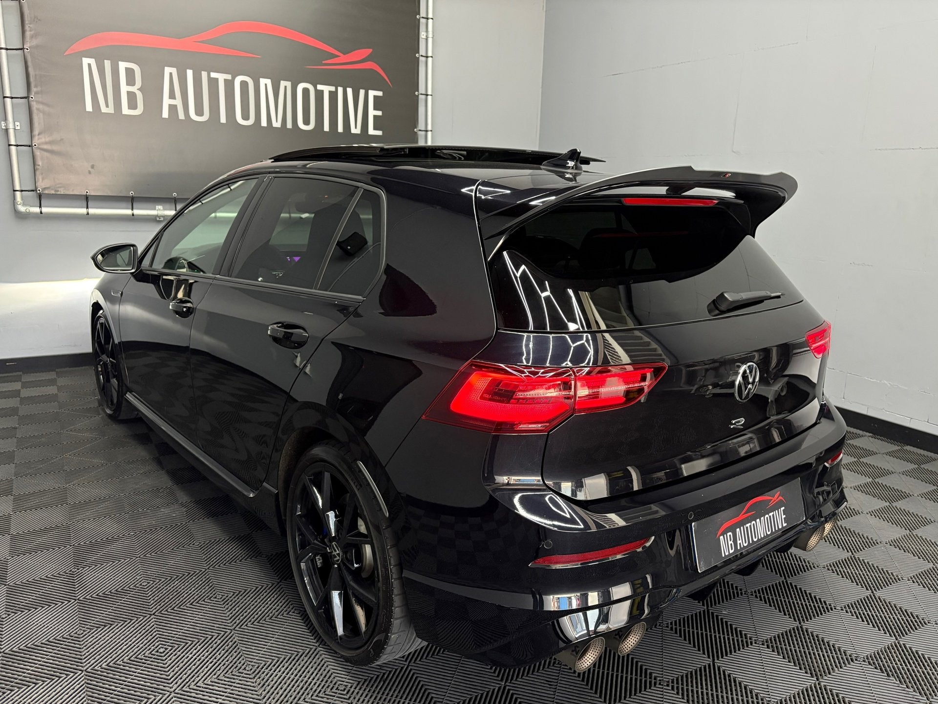 Volkswagen Golf 8 2.0 TSI R 4Motion Akra, Gebruikt, 4 cilinders, 1984 cc, Zwart