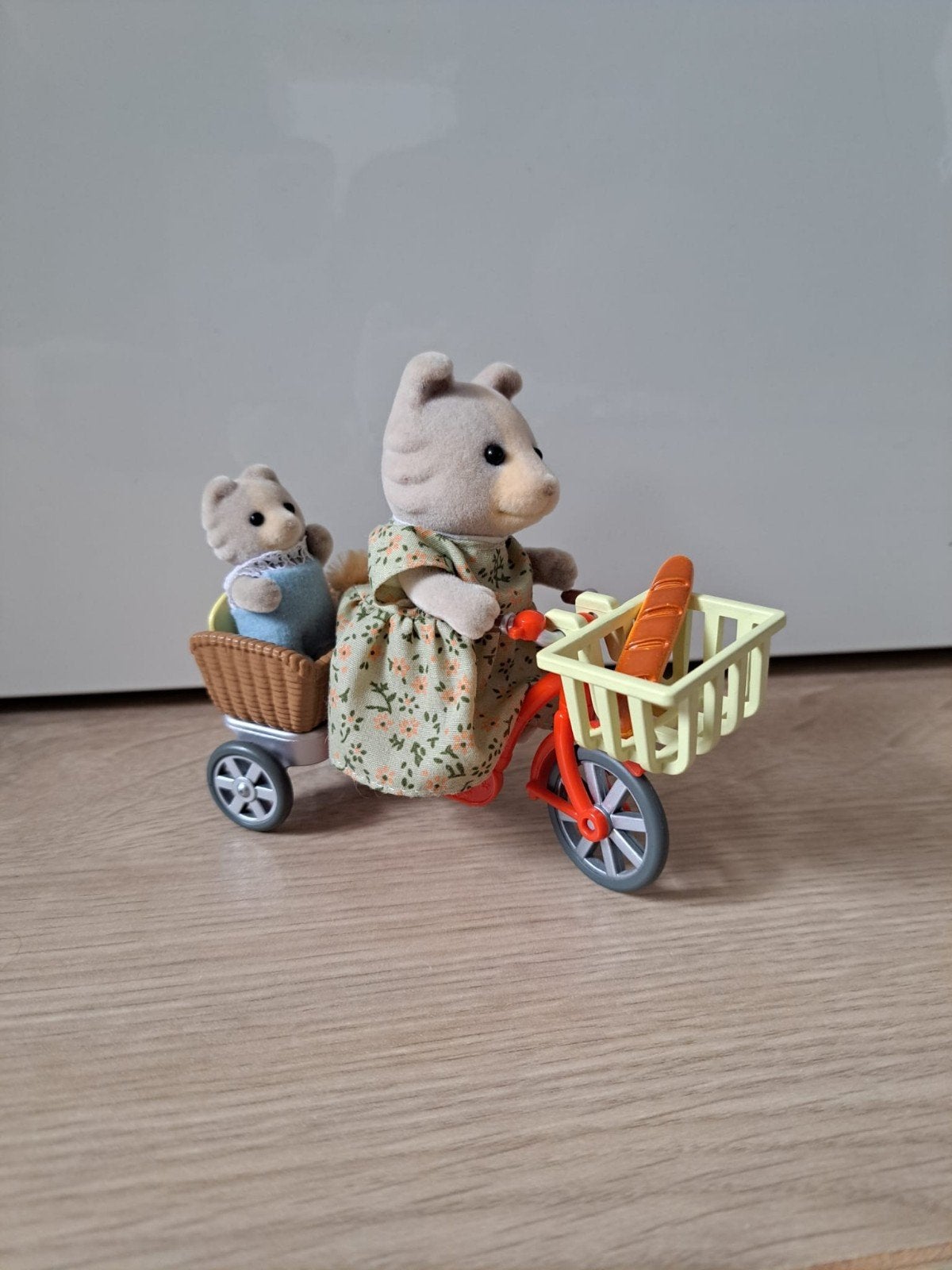 Sylvanian Fietsen met mama, Verzamelen, Beren en Cherished Teddies, Ophalen, Zo goed als nieuw, Stoffen beer, Overige merken