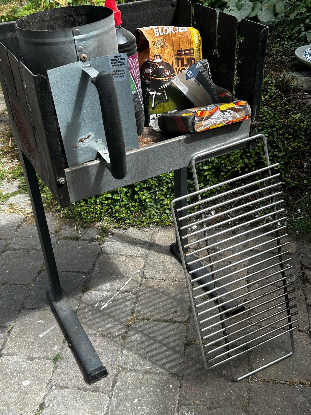 Gebruikte barbecue met aanmaakblokjes en kolenstarter, Ophalen, Gebruikt