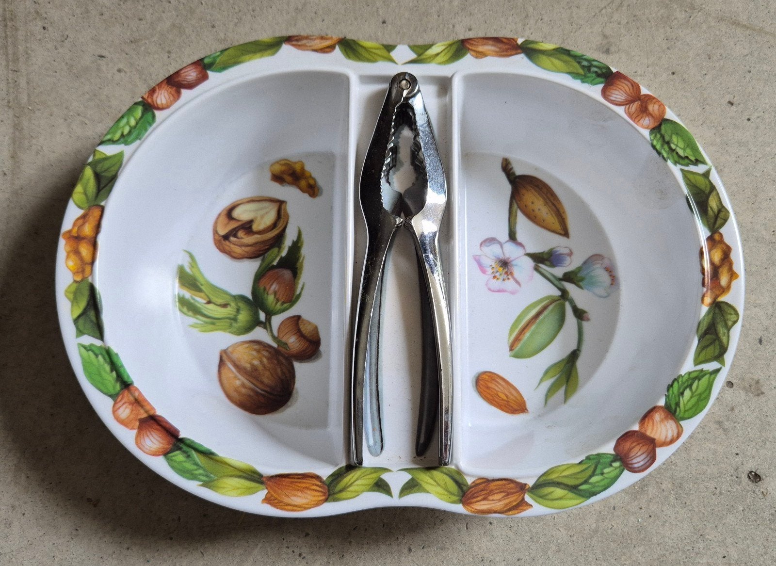Vintage Italiaanse melamine notenschaal inclusief kraker, Ophalen of Verzenden, Zo goed als nieuw, Kunststof