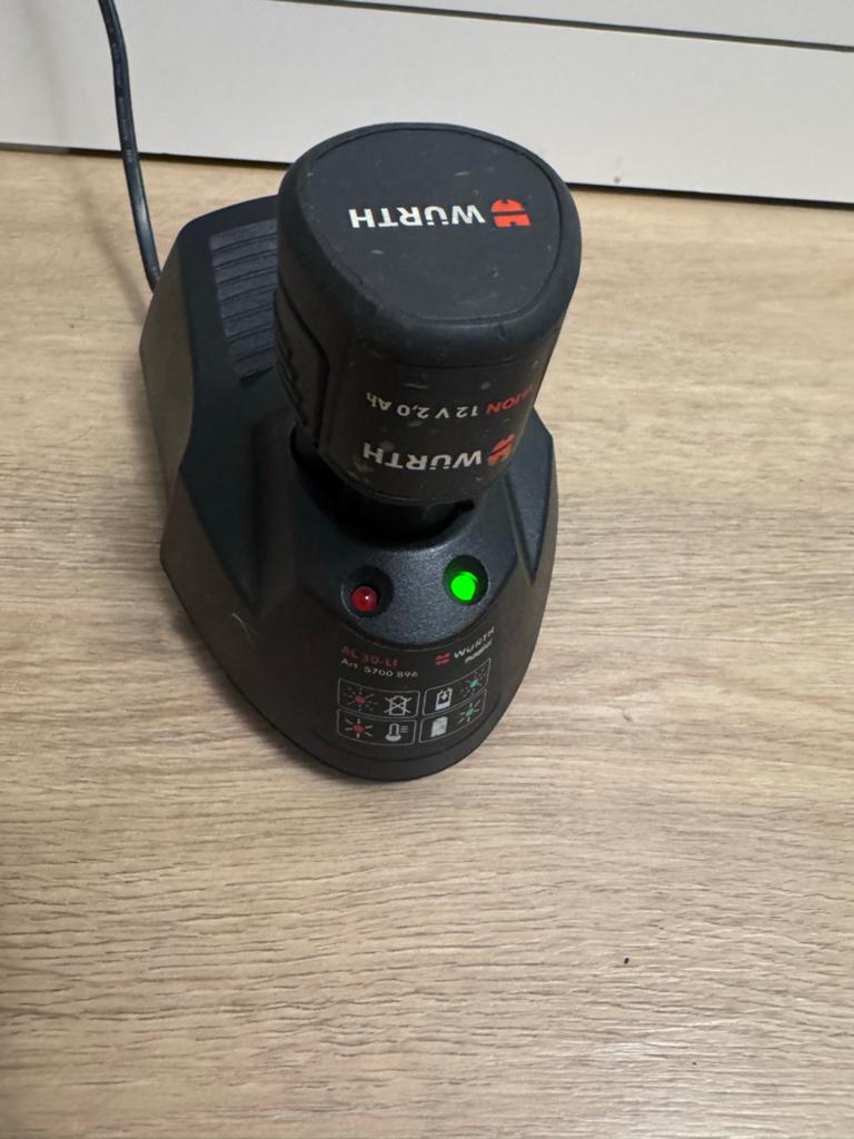 Wurth Acculader en Accu 12V 2.0Ah nieuw, Ophalen of Verzenden, Zo goed als nieuw, Minder dan 600 watt, Vlakschuurmachine