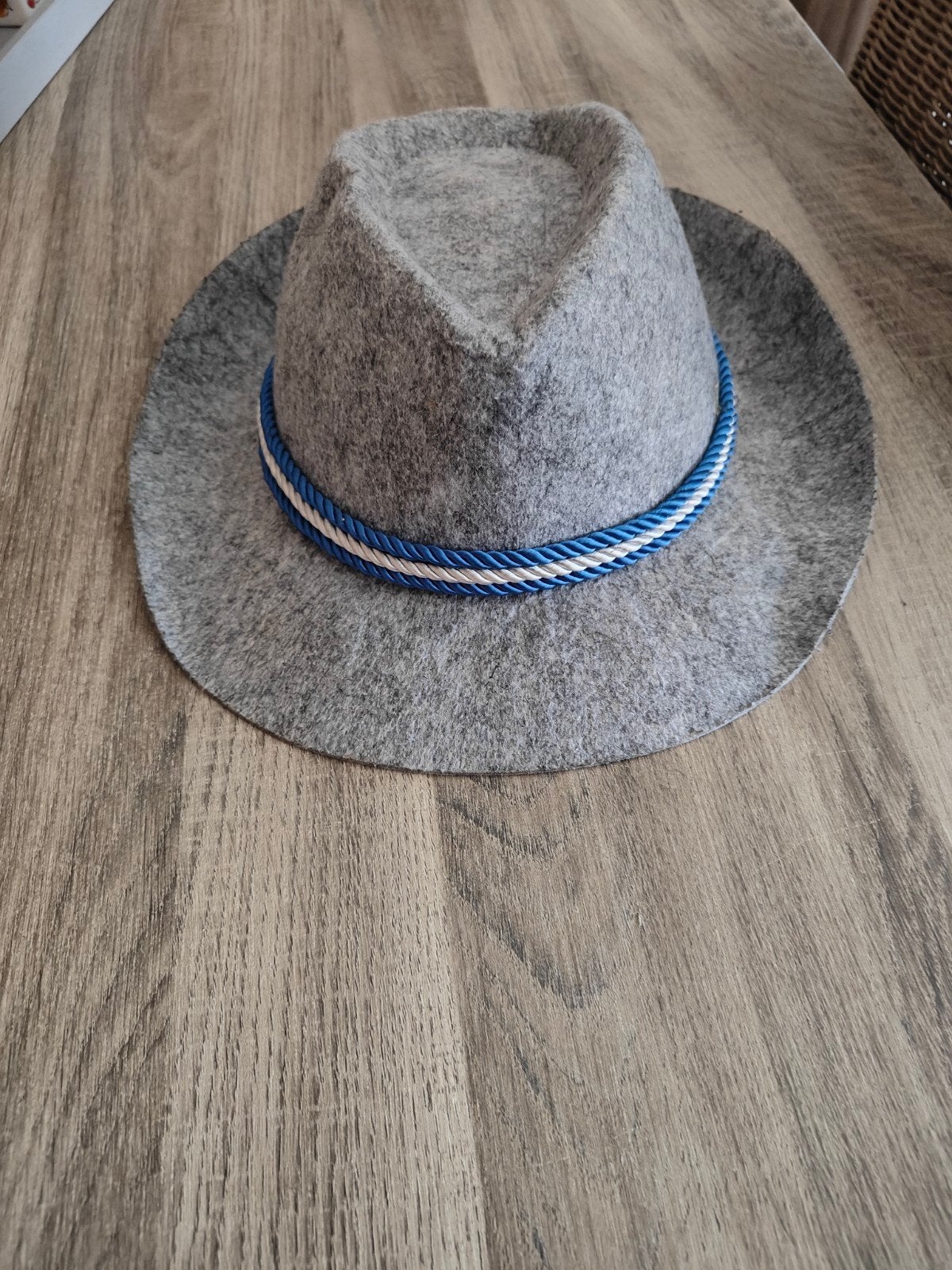 Tiroler Hoed - Grijs met Blauw/Wit Koord, Overige maten, Ophalen of Verzenden, Accessoires, Overige thema's
