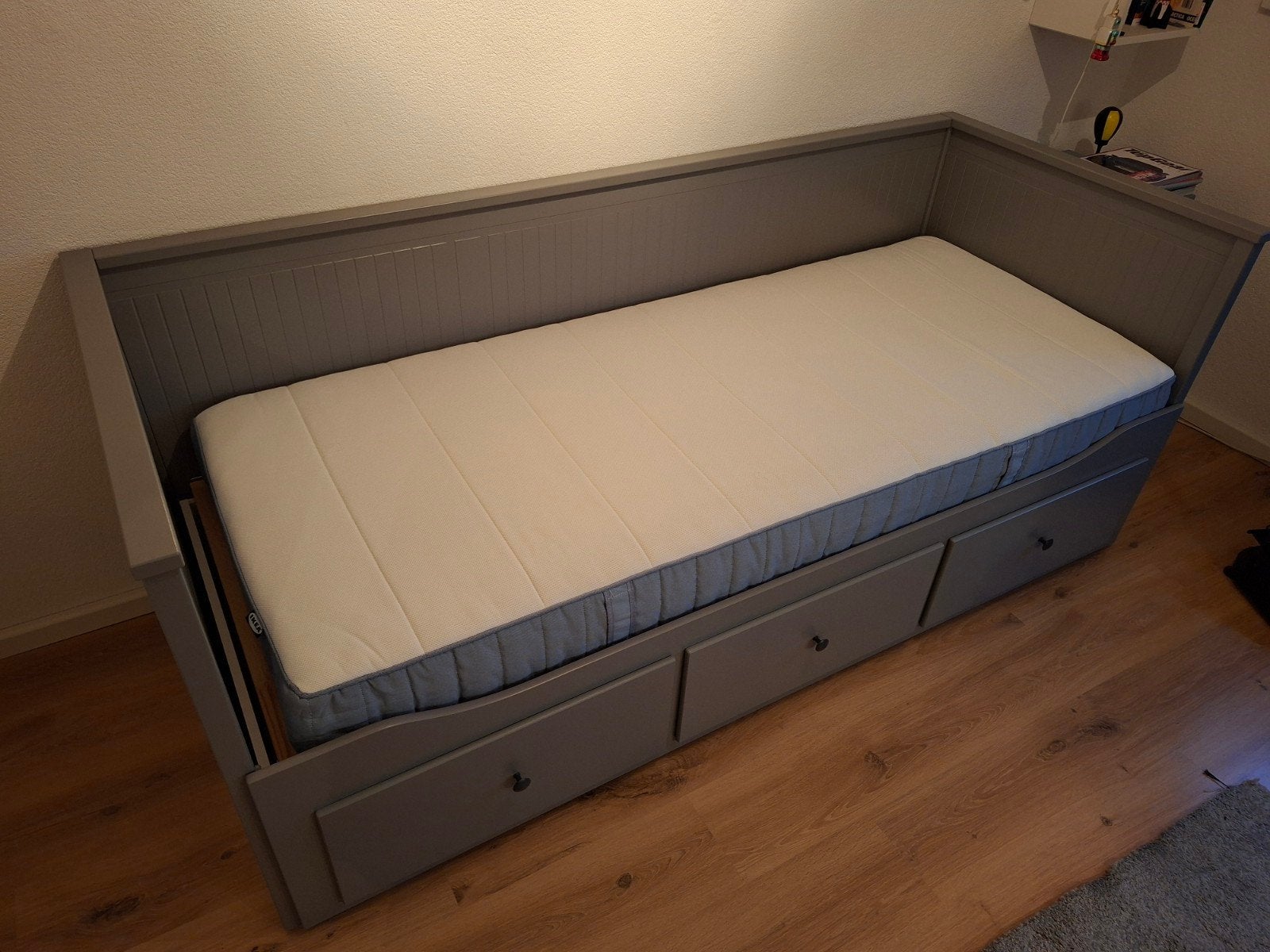 IKEA Hemnes Bedbank Grijs met 3 Lades en Matras, Ophalen, Verstelbaar, Eenpersoons, Modern, Scandinavisch