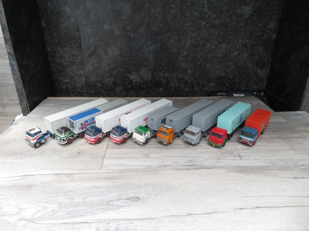 Kavel van 9 H0 container vrachtwagens, Hobby en Vrije tijd, Modelauto's | 1:87, Ophalen of Verzenden, Gebruikt, Bus of Vrachtwagen