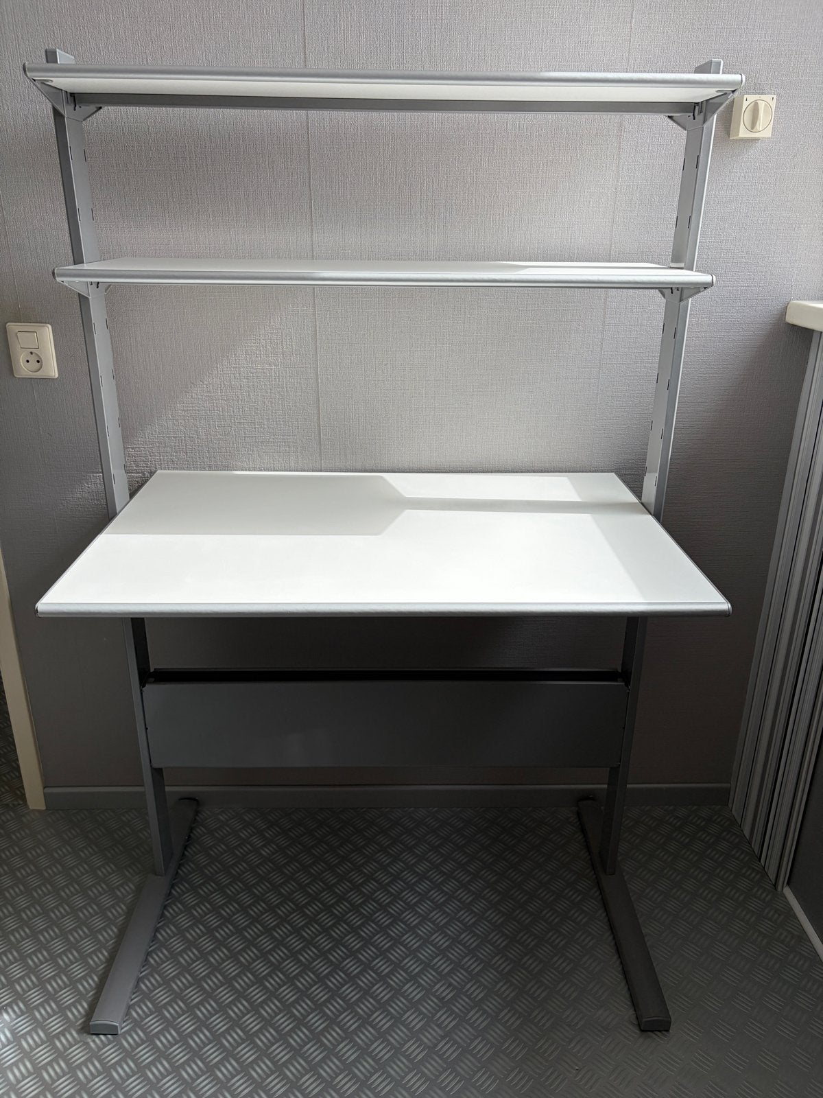 IKEA Fredrik Bureau - Onbeschadigd en Functioneel, Opbergruimte, Metaal, Ophalen of Verzenden, Zo goed als nieuw