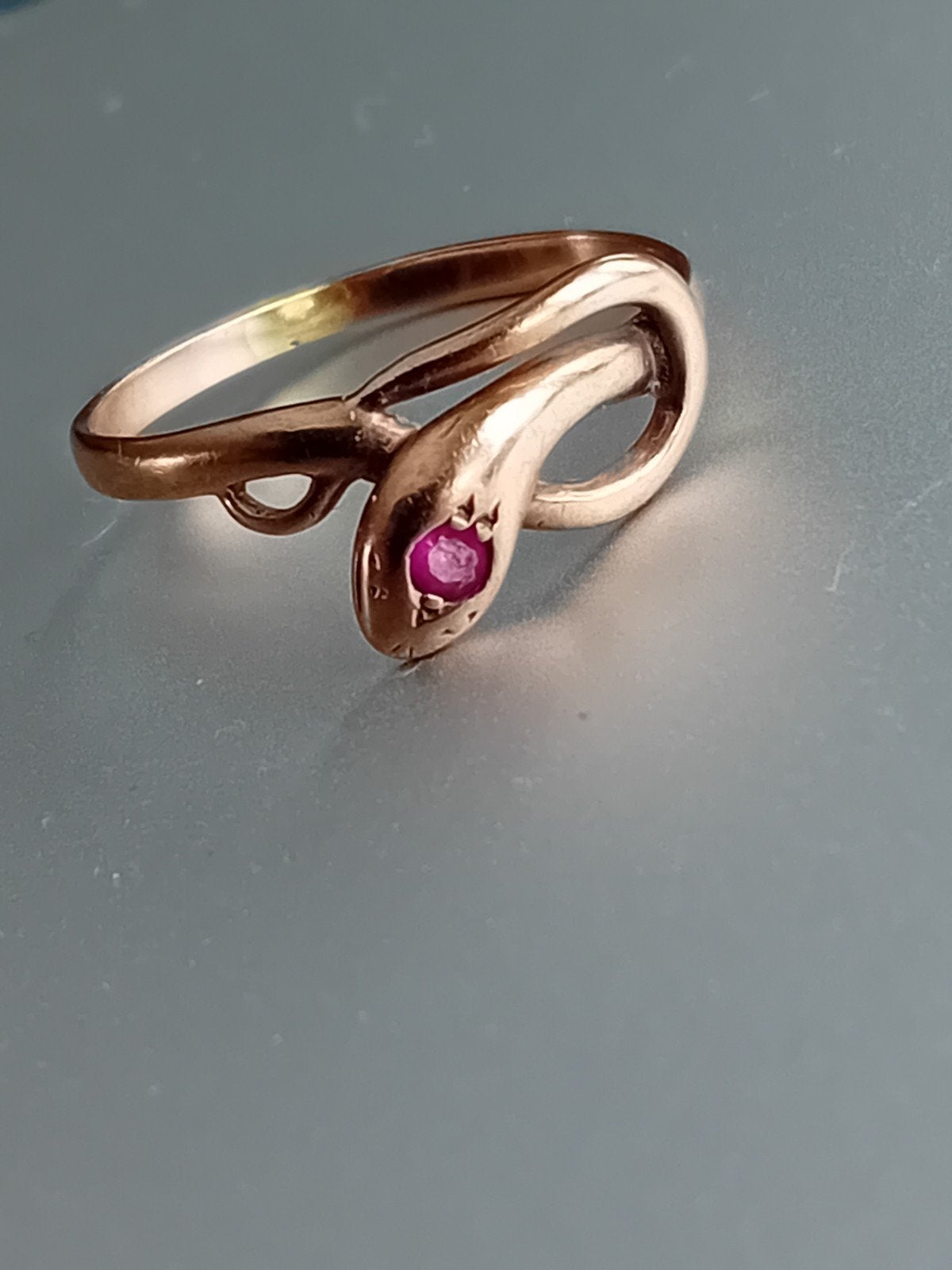 Antieke 19e eeuwse gouden slangenring met robijn, Ophalen of Verzenden, Goud, Ring, Met edelsteen