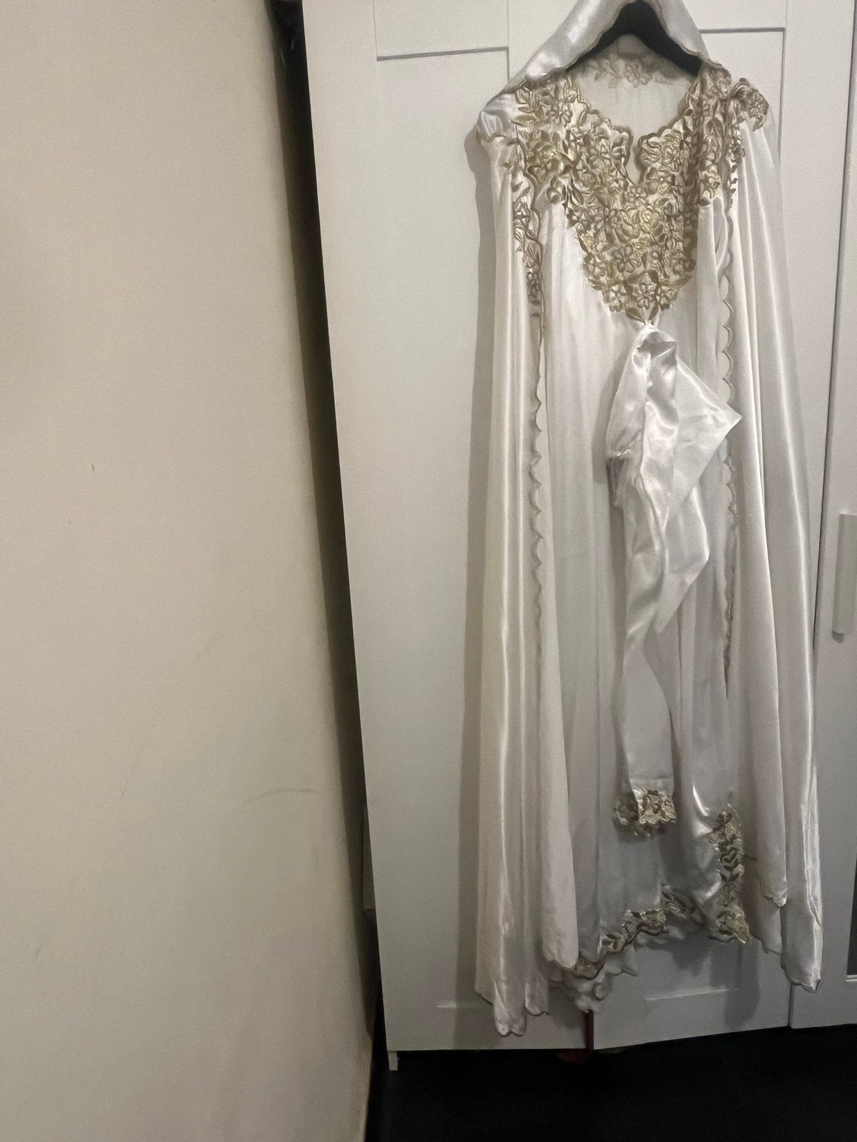 Elegante witte trouwjurk met gouden borduursels, Ophalen of Verzenden, Zo goed als nieuw, Wit, Trouwjurk