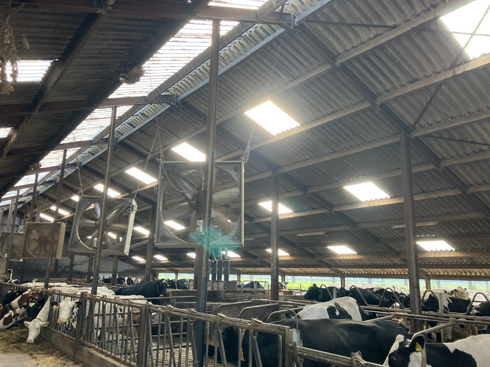 Kettingtakel 1000 kg,betonplaten,keerwanden ventilatoren, Ophalen