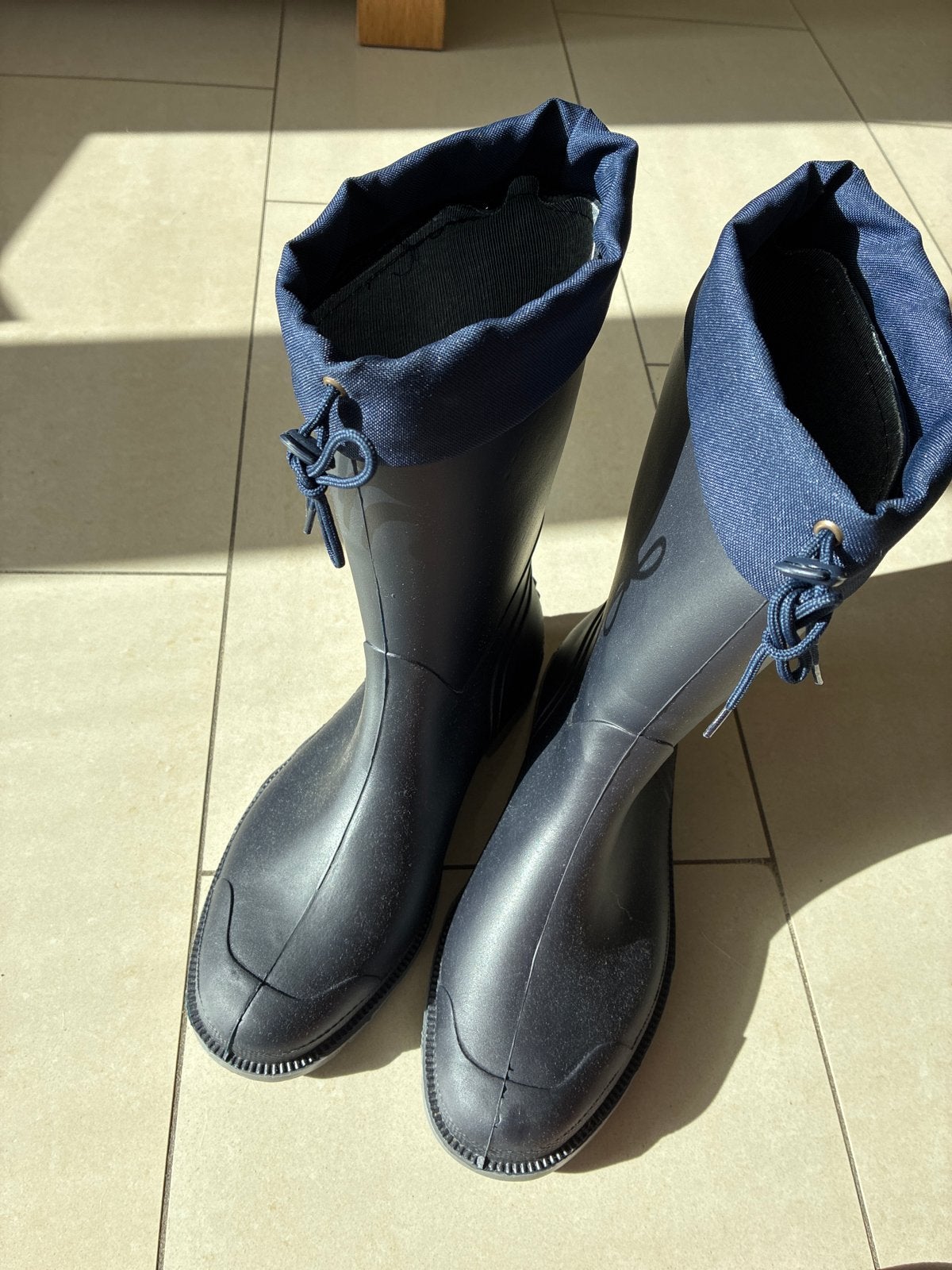 nieuw Donkerblauwe regenlaarzen met denim rand - Maat 41, Ophalen of Verzenden, Zo goed als nieuw, Blauw, Regenlaarzen