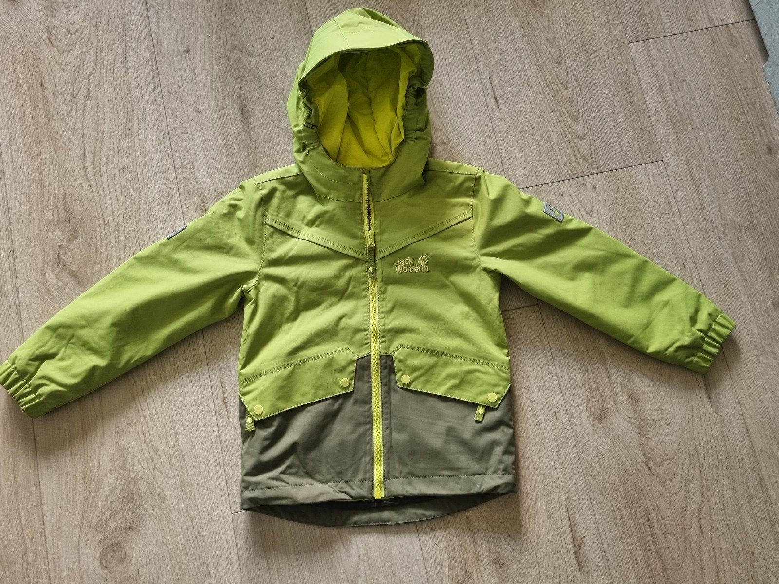 Jack Wolfskin outdoor jas Maat 116 - Groen, Kinderen en Baby's, Jongen of Meisje, Jack Wolfskin, Ophalen of Verzenden, Zo goed als nieuw