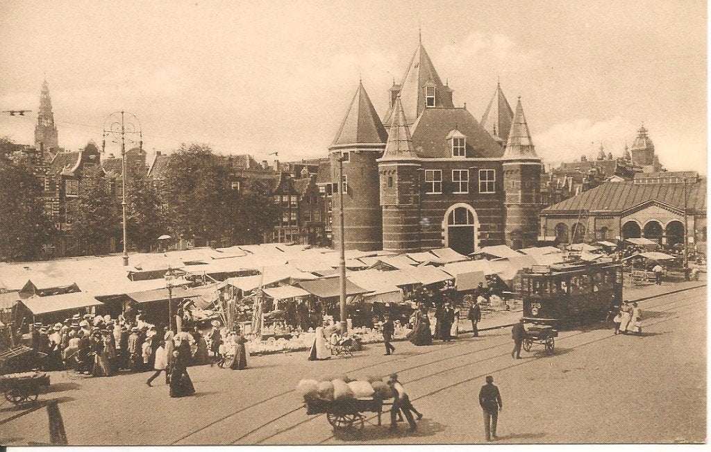 Oude ansichtkaart Nieuwmarkt Amsterdam met tram en markt, Ophalen of Verzenden, Voor 1920, Ongelopen, Noord-Holland