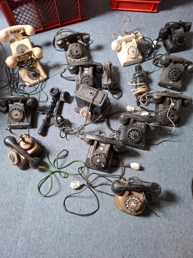 Verzameling bakelieten en koperen telefoons, Ophalen