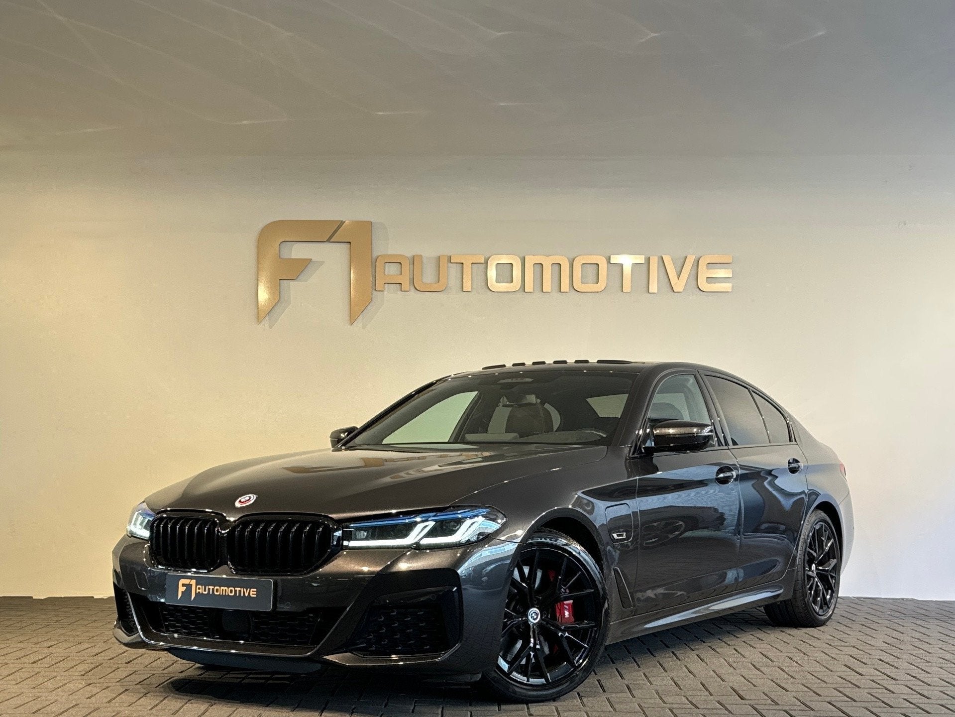 BMW 5-serie 545e xDrive Pano|HuD|Drive Assist|Stoelventilati, Auto's, Dealer onderhouden, Gebruikt, Euro 6, 394 pk
