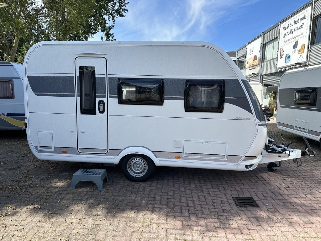 Hobby On Tour 390 SF, Nieuwstaat, voortent, (zondag open), Caravans en Kamperen, Caravans, Schokbreker, Hobby, Bedrijf, Treinzit