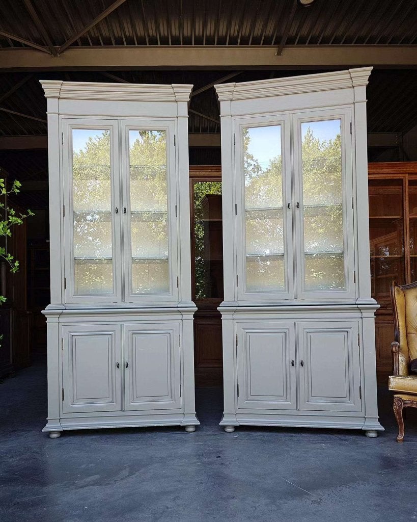 Prachtige klassieke vitrinekasten | Grijze buffetkast #4623, Huis en Inrichting, Kasten | Vitrinekasten, Niet ingevuld, 100 tot 150 cm