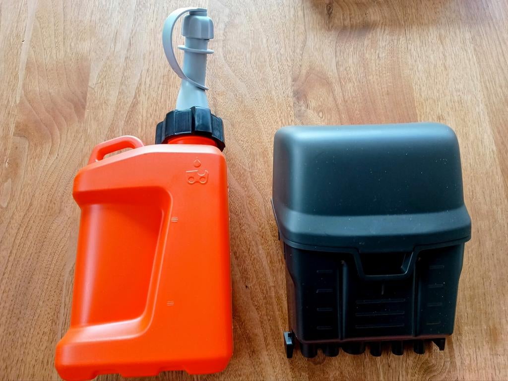 Husqvarna kettingzaag accubox onderdelen oliecan gereedschap, Tuin en Terras, Hand-tuingereedschap, Ophalen, Nieuw