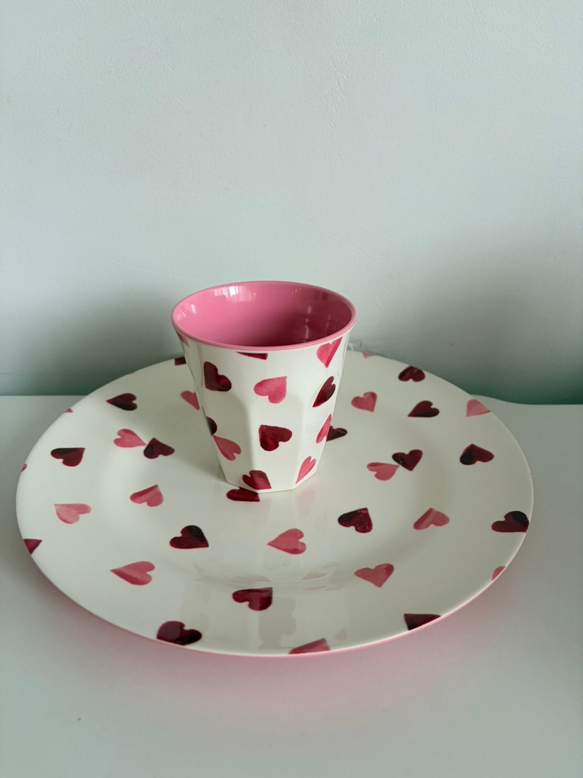 Emma Bridgewater made by Rice bord & beker roze hartjes ZGAN, Overige materialen, Ophalen of Verzenden, Zo goed als nieuw, Emma Bridgewater
